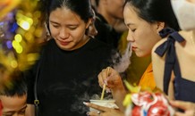 ‘Hốt bạc’ nhờ bán kem nhả khói độc đáo mùa Trung thu Hà Nội