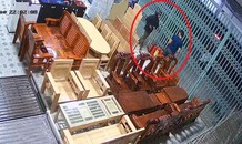 Trưởng công an xã bị tố rút súng dọa bắn người
