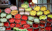 Thị trường ngày 18/10: Hoa tươi bắt đầu tăng giá trước ngày lễ 20/10