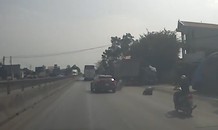 Truy tìm ô tô húc văng xe máy rồi bỏ trốn