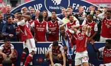 Chết cười với pha làm rơi cúp FA Cup của Aubameyang