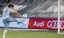 Ngôi sao MLS tái hiện cú vô lê để đời của Van Basten