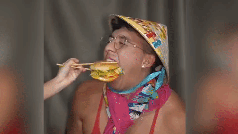 Phẫn nộ TikToker nước ngoại chế giễu văn hóa Việt, cầm đũa ăn hamburger