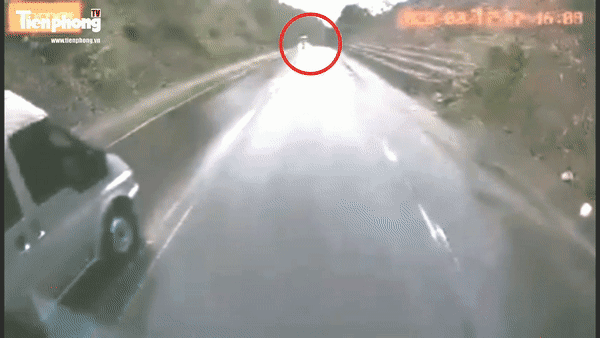 CLIP: Cú va chạm kinh hoàng giữa 2 ô tô khách, nhiều người thương vong