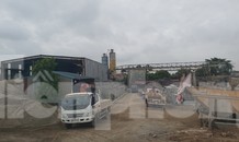 Nhan nhản trạm bê tông, bãi cát trái phép ở đoạn đê sông Hồng bị cày nát