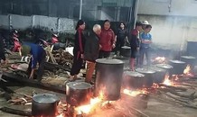 Người Nghệ An trắng đêm nấu bánh chưng chi viện đồng bào vùng lũ