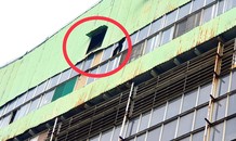 Nam công nhân rơi từ trên cao xuống đất, tử vong
