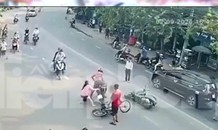 Cô gái liều mạng giữ tên cướp dây chuyền có hung khí