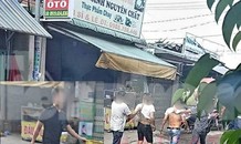 'Con bạc' tháo chạy lên nóc nhà, công an nổ súng trấn áp