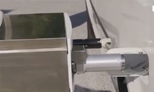 Robot đổ xăng tự động