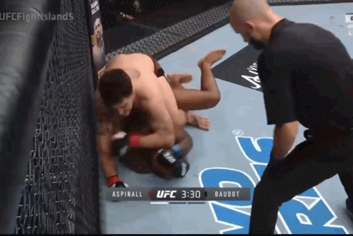 Võ sĩ Anh tung 11 cú đấm và chỏ hạ knock-out ‘Samourai đen’