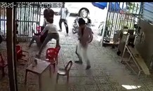 Chồng đâm 3 người thương vong để 'giải cứu' vợ