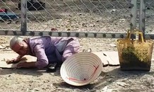 Xót cảnh dân chui dưới rào, trườn bò vào chợ trung tâm thị xã