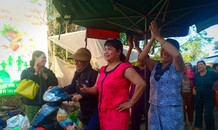 Vụ dân bò vào chợ: Cổng chợ mở trở lại, dân hô vang ‘hoan hô chủ tịch thị xã!'