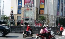 Ngang nhiên ngăn Quốc lộ 1 đi qua TP Huế dựng sân khấu âm nhạc ‘chui'