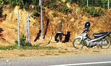 Hàng rào bảo vệ trên cao tốc 11.000 tỷ bị xé nát bươm