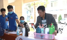 Thầy trò trường CĐ Công nghiệp Huế miệt mài làm nước sát khuẩn miễn phí