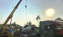 Xem cần cẩu nhấc bổng siêu pháo, máy bay chiến đấu ở Huế