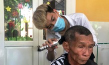 Chiều Chủ nhật, 100 ĐVTN cắt tóc, khám bệnh, tặng quà cho người dân gặp khó khăn