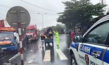 Đội mưa tiếp tế cơm, bánh mì cho tài xế, hành khách bị kẹt do bão số 9