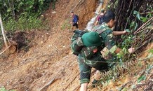 Bộ đội cõng gạo muối, vượt lũ đến bản làng đang bị cô lập