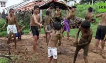 Kỳ lạ lễ hội... ném phân bò của người Ấn Độ