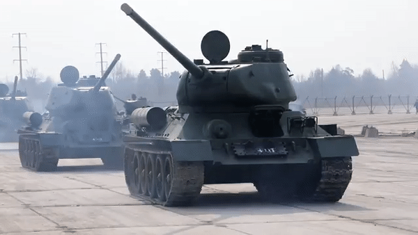 Dàn tăng T-34 huyền thoại xuất hiện ở ngoại ô Moscow