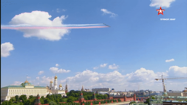 Mãn nhãn màn trình diễn ngoạn mục của ‘Hiệp sĩ Nga’ trên bầu trời Moscow