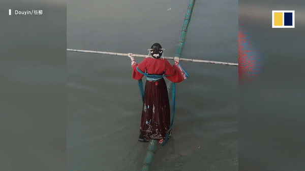 Mỹ nữ ‘nhảy múa trên sông’ hot trên mạng xã hội Trung Quốc