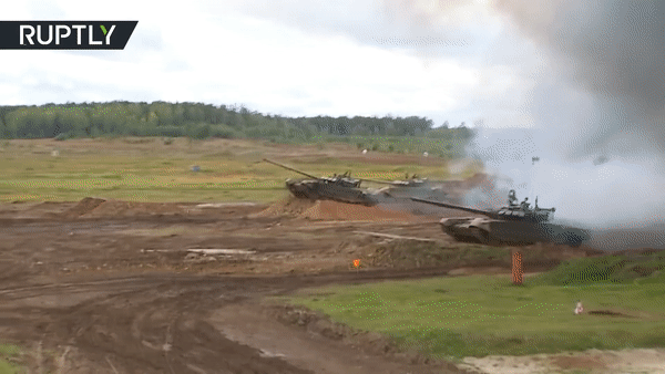 Mãn nhãn khoảnh khắc xe tăng T-72B3M vừa ‘bay’ trên không trung vừa khai hỏa