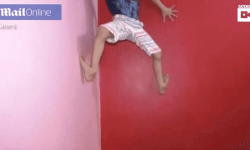 Ngạc nhiên với khả năng leo tường bằng tay không của 'Cậu bé Người Nhện' 7 tuổi