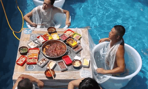 Cách ăn lẩu dưới nước 'có một không hai' trên thế giới