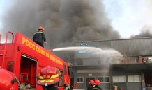 Kho hàng gần sân bay Tân Sơn Nhất cháy ngùn ngụt lúc sáng sớm