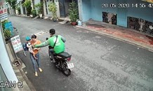 Tài xế Grabbike cướp điện thoại của người phụ nữ đang bế em bé ở Sài Gòn