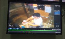 Nhắc đeo khẩu trang, người đàn bà bị nam phi công túm tóc và xịt cồn vào mặt
