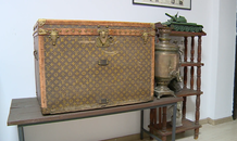 Nông dân Ukraine dùng rương Louis Vuitton 130 năm tuổi để đựng ngô cho gà