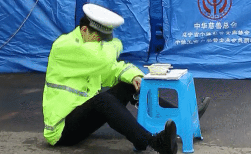 Canh chốt phòng dịch Covid-19, sĩ quan trẻ vừa ăn vừa khóc vì nhớ nhà