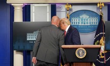 Nổ súng bên ngoài Nhà Trắng, ông Trump vội vã rời phòng họp