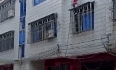 Trung Quốc: Thót tim xem hàng xóm đỡ trúng bé gái 4 tuổi ngã từ tầng 3
