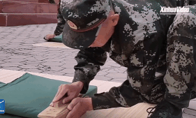 Xem tân binh cảnh sát Trung Quốc căng thẳng thi gấp chăn bông