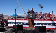 Tiêm kích F-16 truy đuổi phi cơ xuất hiện gần buổi tranh cử của ông Trump