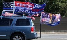 Đoàn xe 'Trump 2020' chặn xe ủng hộ ông Biden: Tổng thống bênh vực, FBI điều tra