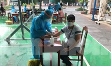 Người dân Đà Nẵng 'đội mưa' làm xét nghiệm COVID – 19