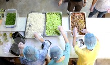 Bếp thiện nguyện '5 sao', ngày nấu ngàn suất cơm cho tuyến đầu