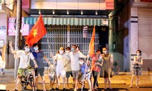 Người dân Đà Nẵng hát vang, vẫy cờ thời điểm gỡ phong tỏa