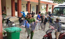 Thanh niên Đà Nẵng 'đi từng ngõ, gõ từng nhà' giúp dân sơ tán tránh bão số 13