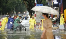 Nhìn lại trận mưa đầu tuần biến nhiều phố Hà Nội thành... 'sông'