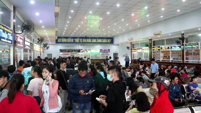 Người dân xếp hàng từ 4h sáng mua vé xe Tết ở bến xe Đà Nẵng