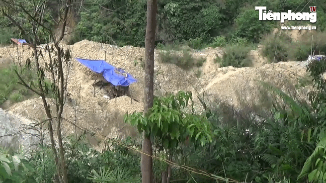 'Đột kích' công trường khai thác vàng trái phép giữa rừng Phước Sơn
