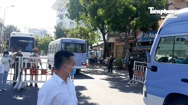 Gần 1.400 bệnh nhân cùng người nhà đang rời Bệnh viện Đà Nẵng